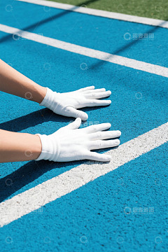 跑道上戴手套的手部特写