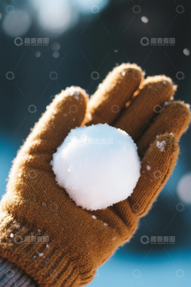 高清大图下载【趣麦麦图】戴手套手持雪球的户外场景