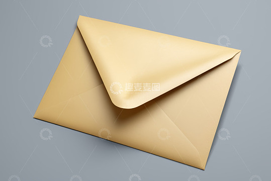 浅灰色背景上的黄色信封