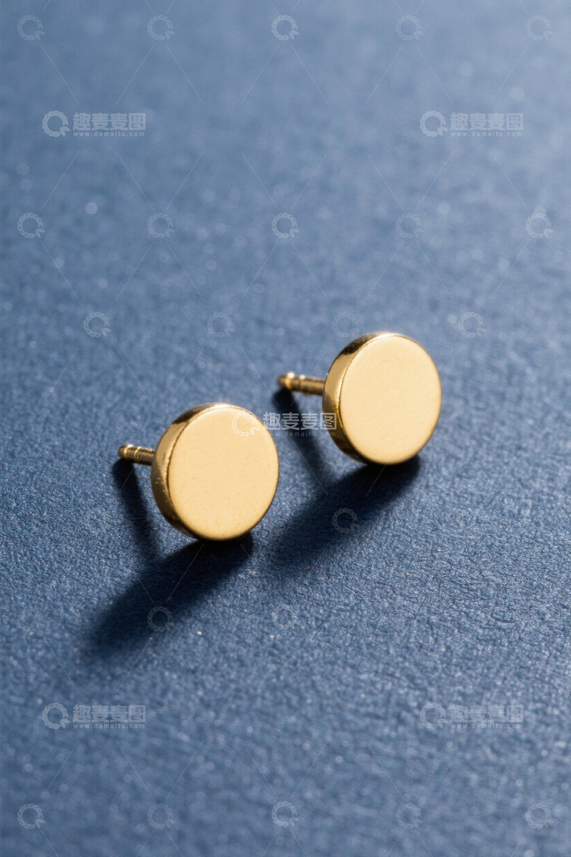高清大图下载【趣麦麦图】金色圆形耳钉特写