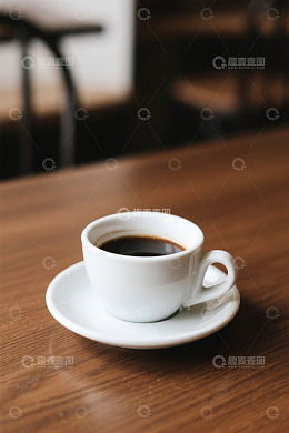 木桌上的白瓷咖啡杯