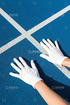 跑道起点戴白手套的双手