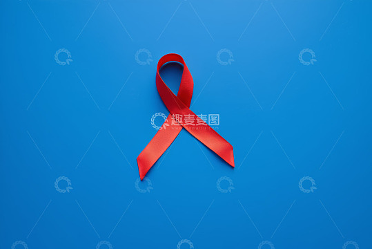 蓝色背景上的红色艾滋病宣传丝带