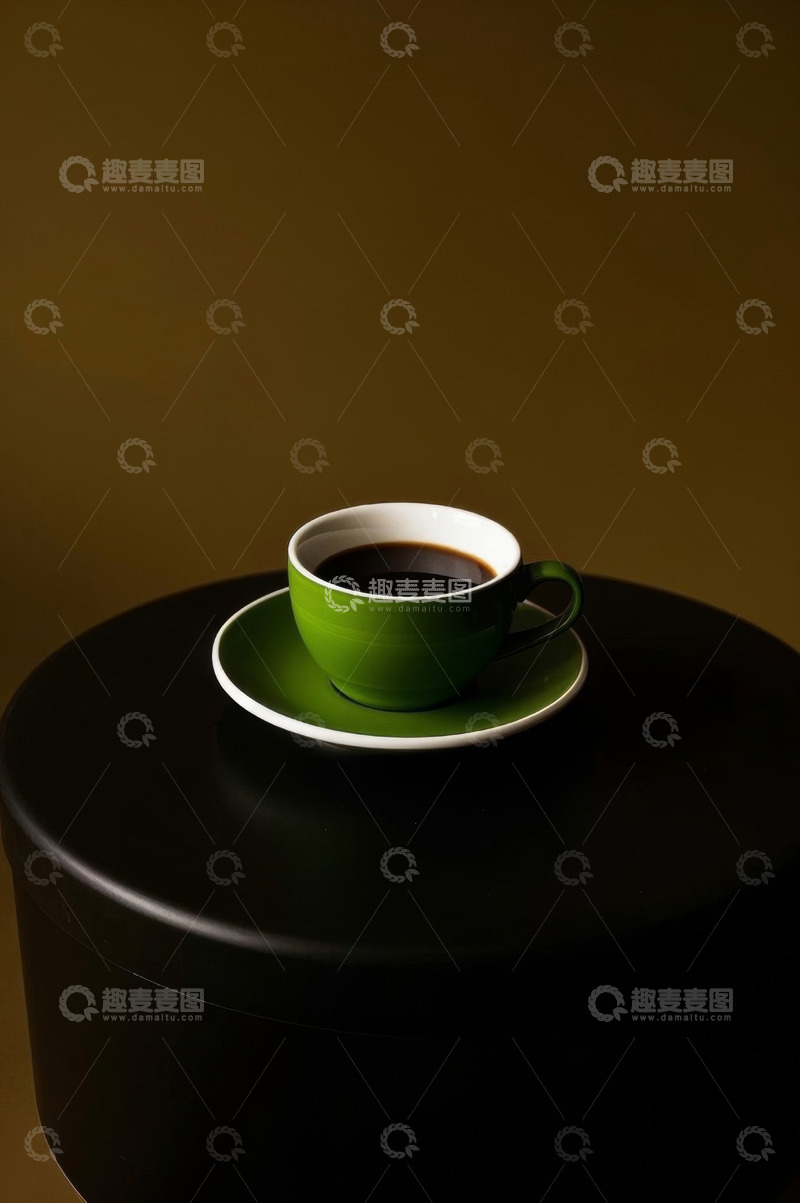 高清大图下载【趣麦麦图】黑色圆桌上的绿色咖啡杯