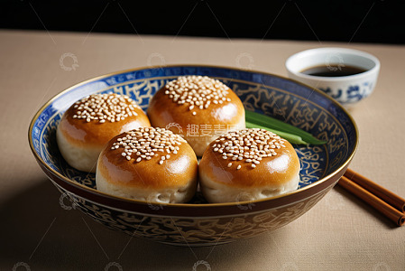 中式点心置于瓷碗中特写