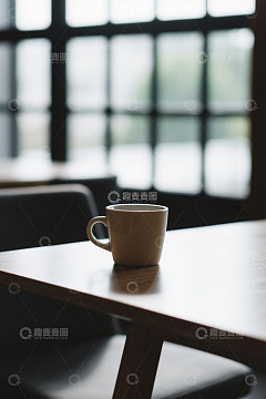 室内桌上的白色咖啡杯