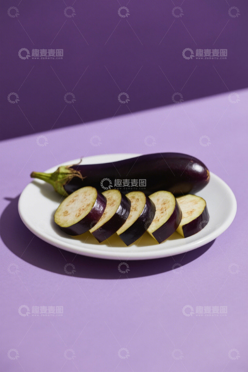 高清大图下载【趣麦麦图】白色盘子上的新鲜茄子切片