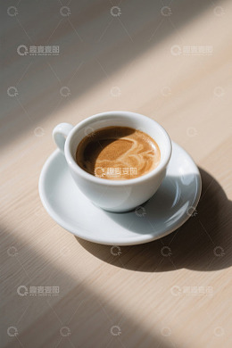 木桌上的白色咖啡杯与咖啡