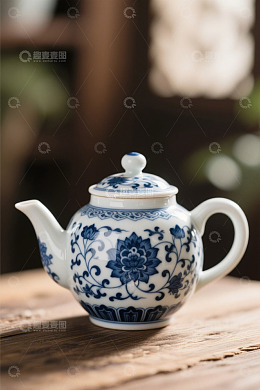 中式青花瓷茶壶特写