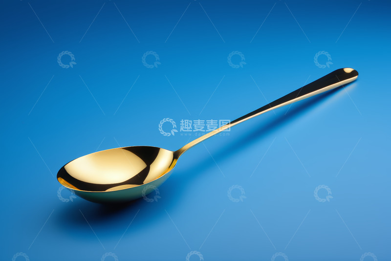 高清大图下载【趣麦麦图】蓝色背景上的金色勺子