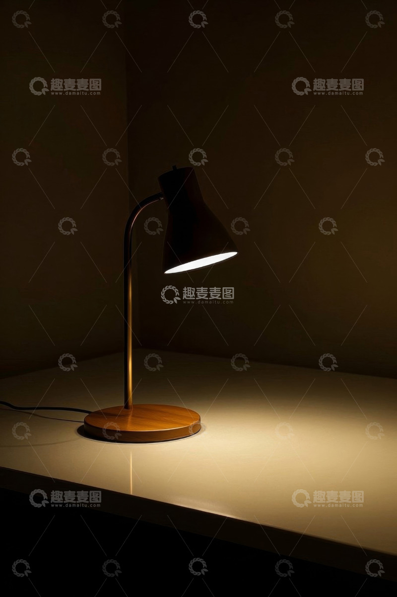 高清大图下载【趣麦麦图】台灯照亮桌面场景
