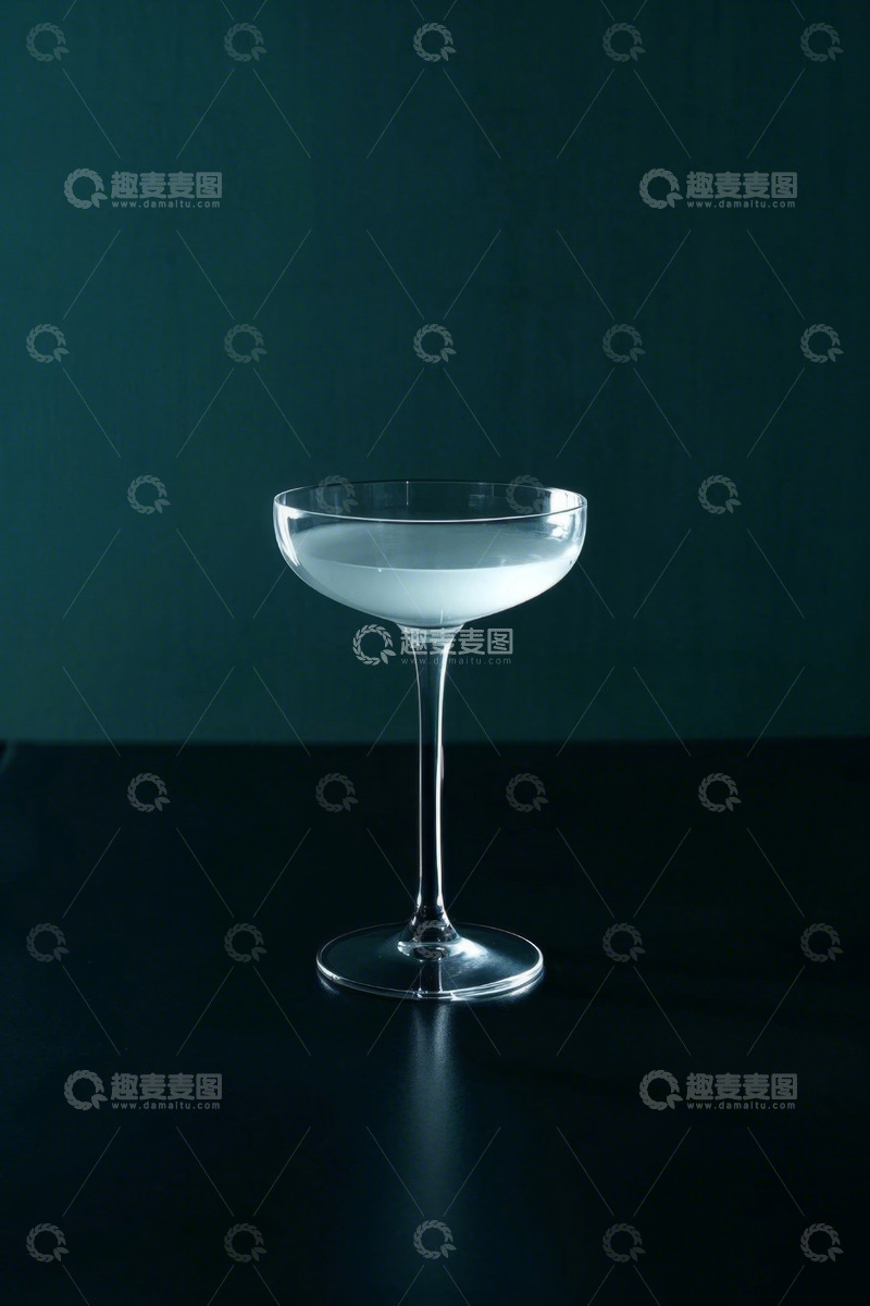 高清大图下载【趣麦麦图】高脚玻璃杯中盛有白色液体