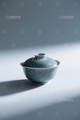 青色花纹茶具特写