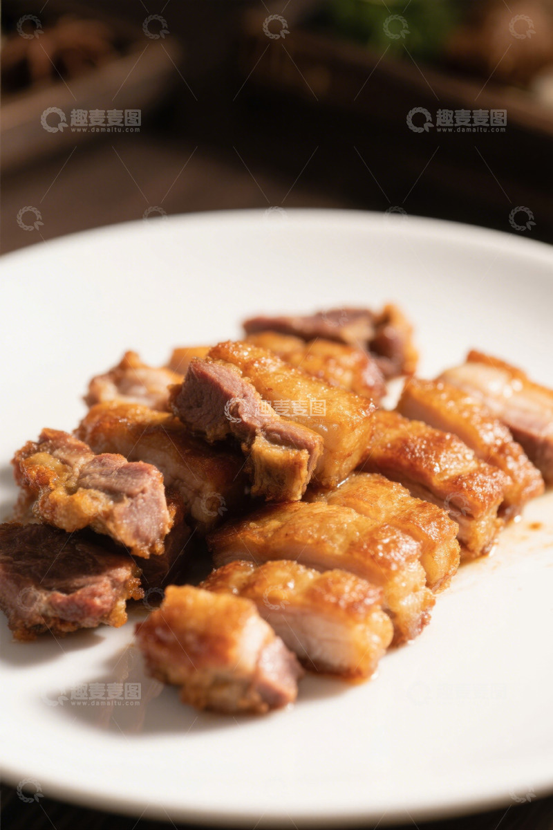 高清大图下载【趣麦麦图】白色盘中的美味烤肉块