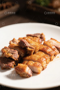 白色盘中的美味烤肉块