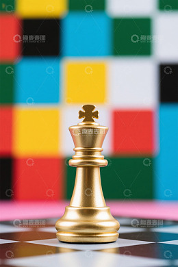 棋盘上的金色国际象棋棋子