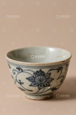 蓝白花纹陶瓷茶杯特写