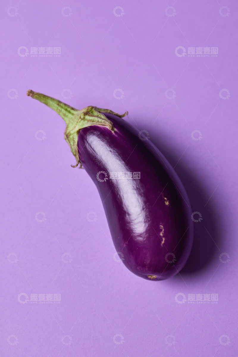 高清大图下载【趣麦麦图】紫色背景上的新鲜茄子