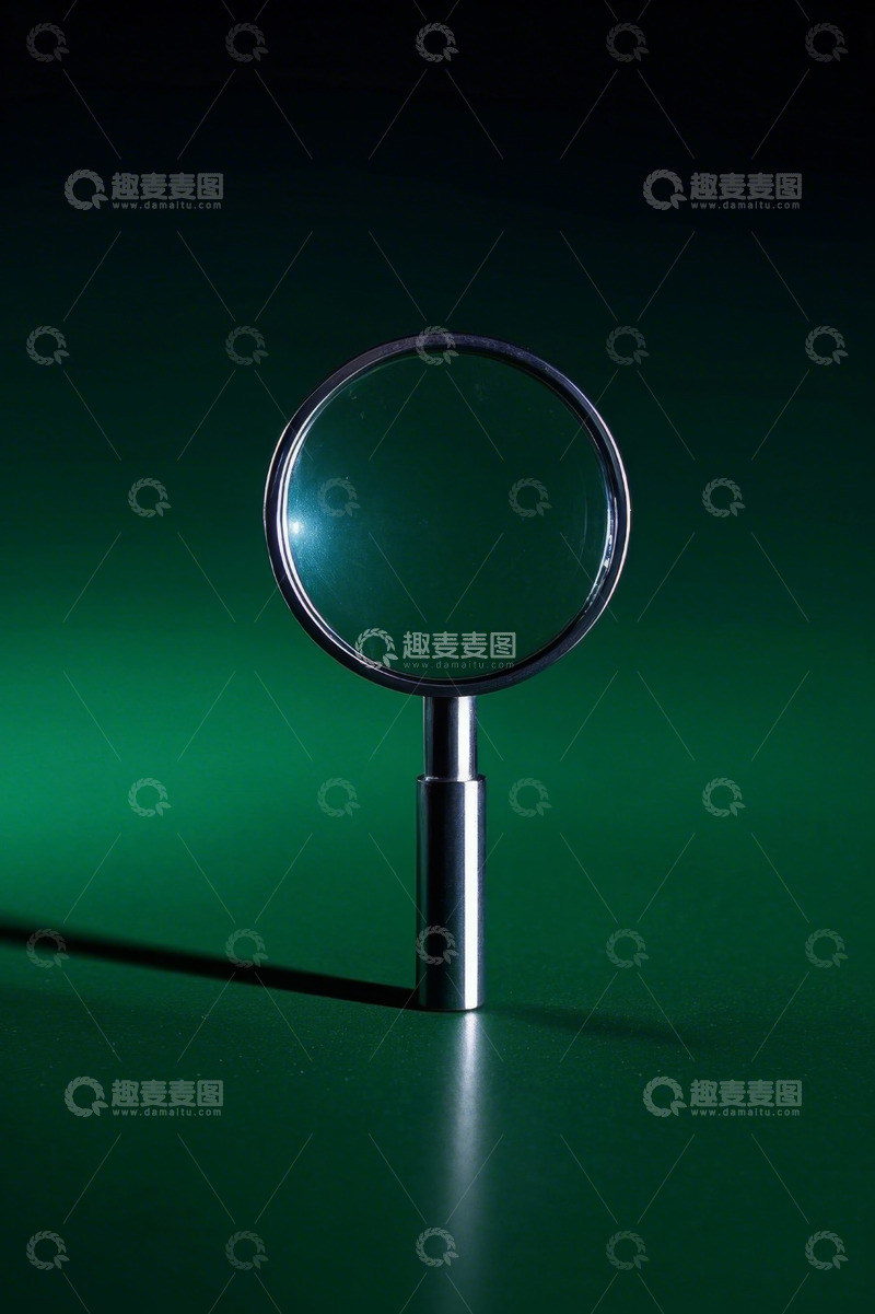 高清大图下载【趣麦麦图】绿色背景下的放大镜特写