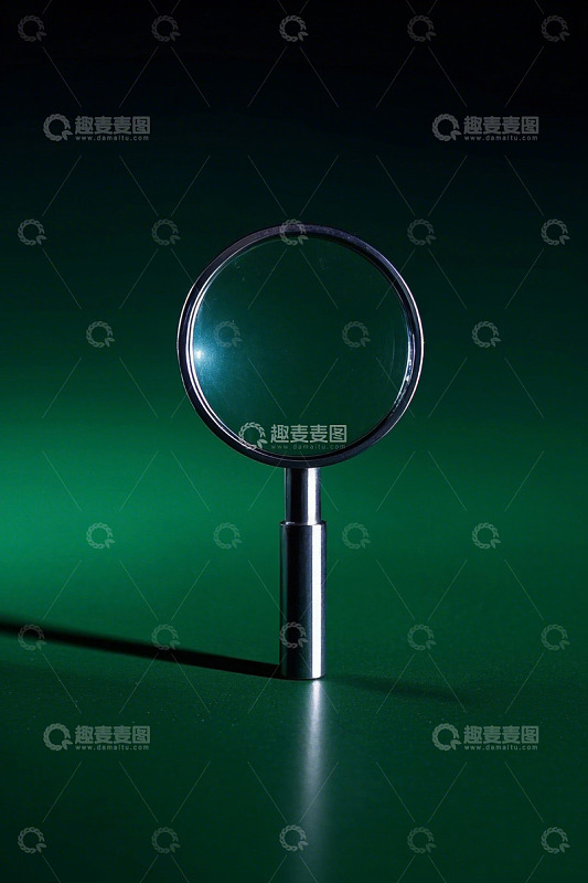绿色背景下的放大镜特写