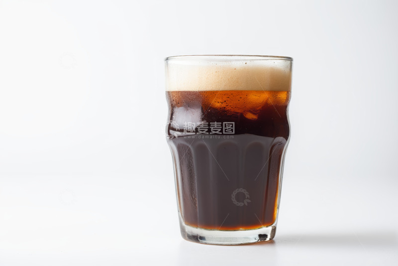高清大图下载【趣麦麦图】玻璃杯装冰镇棕色饮料