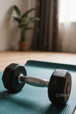 室内瑜伽垫上的哑铃健身器材