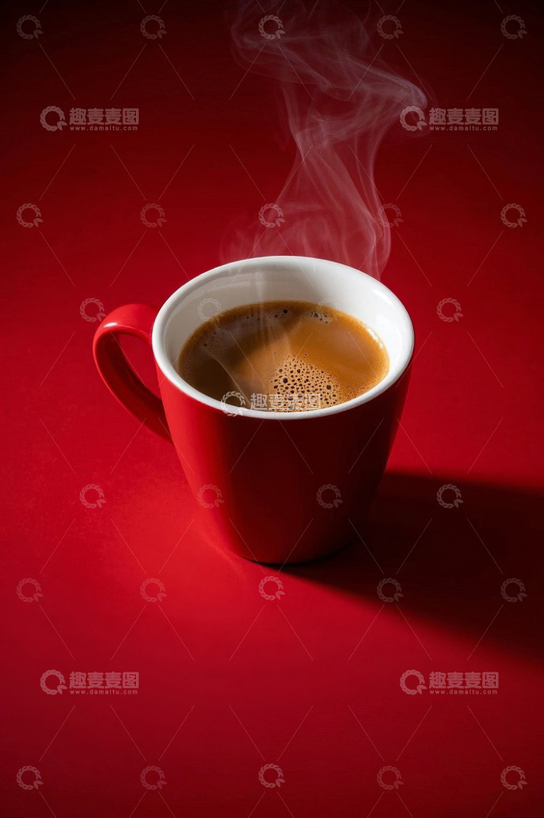 红色背景上的热咖啡杯