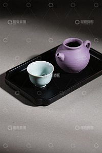 茶具托盘上的茶壶与茶杯