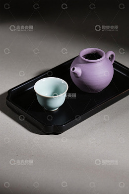 茶具托盘上的茶壶与茶杯