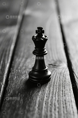 木质桌面上的黑色国际象棋棋子