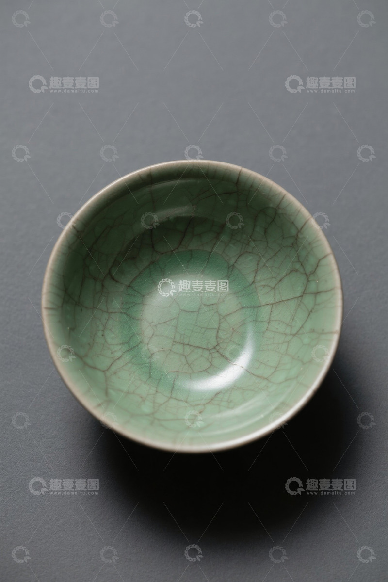 高清大图下载【趣麦麦图】青色裂纹瓷碗特写