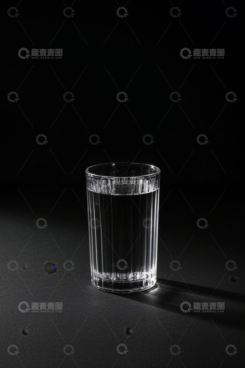 高清大图下载【趣麦麦图】透明玻璃杯中装着清澈液体