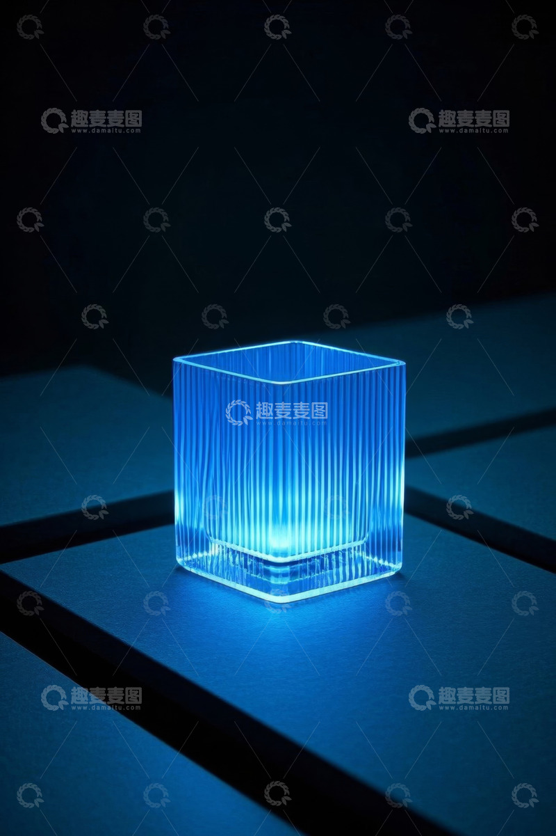 高清大图下载【趣麦麦图】蓝色发光透明方形物体