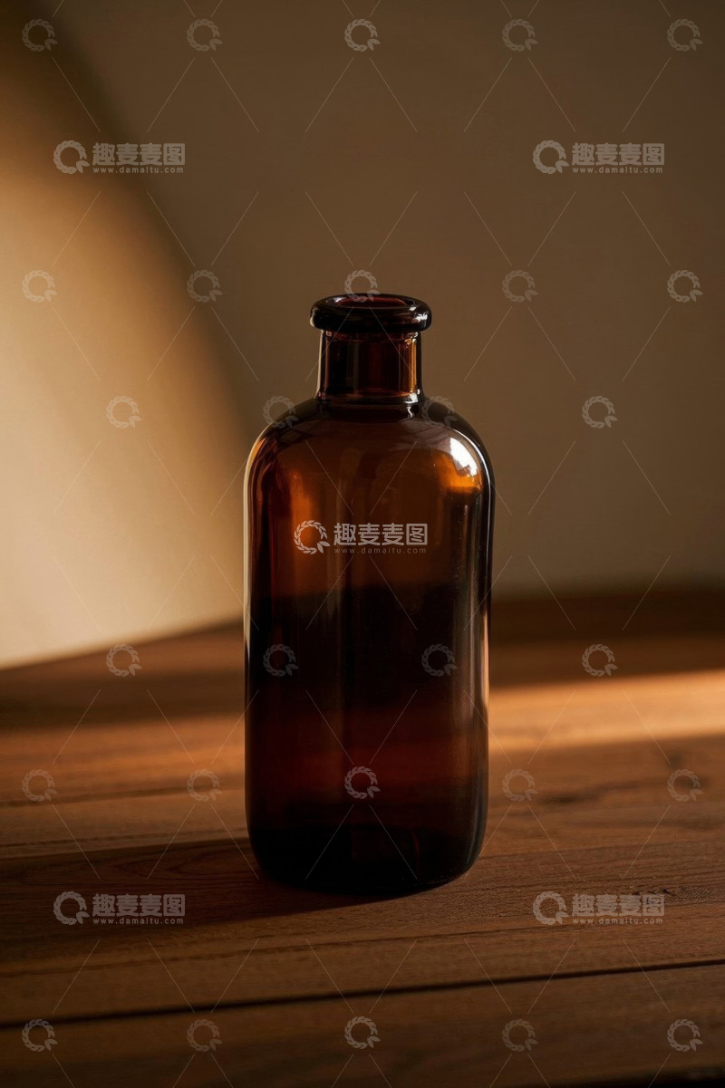 高清大图下载【趣麦麦图】棕色玻璃瓶置于木质桌面