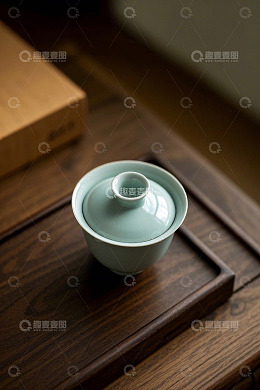 浅绿色盖碗置于木质托盘上