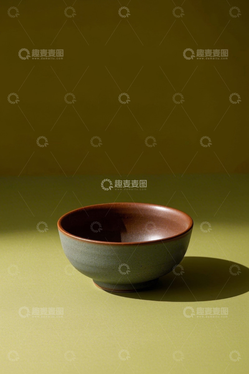 高清大图下载【趣麦麦图】纯色背景下的陶瓷碗特写