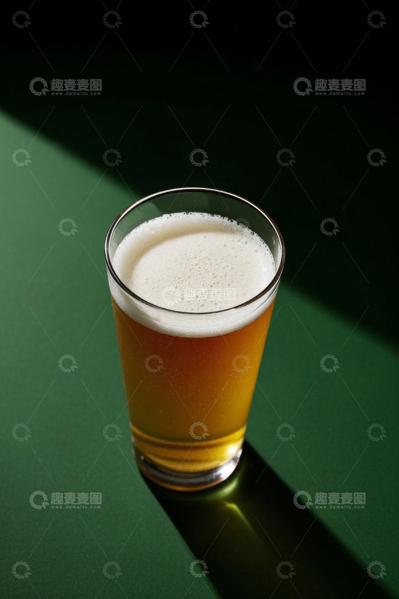 高清大图下载【趣麦麦图】绿色背景上的一杯啤酒