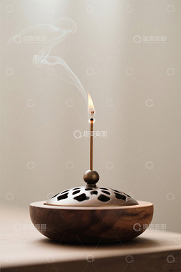 点燃香薰的古风香炉特写