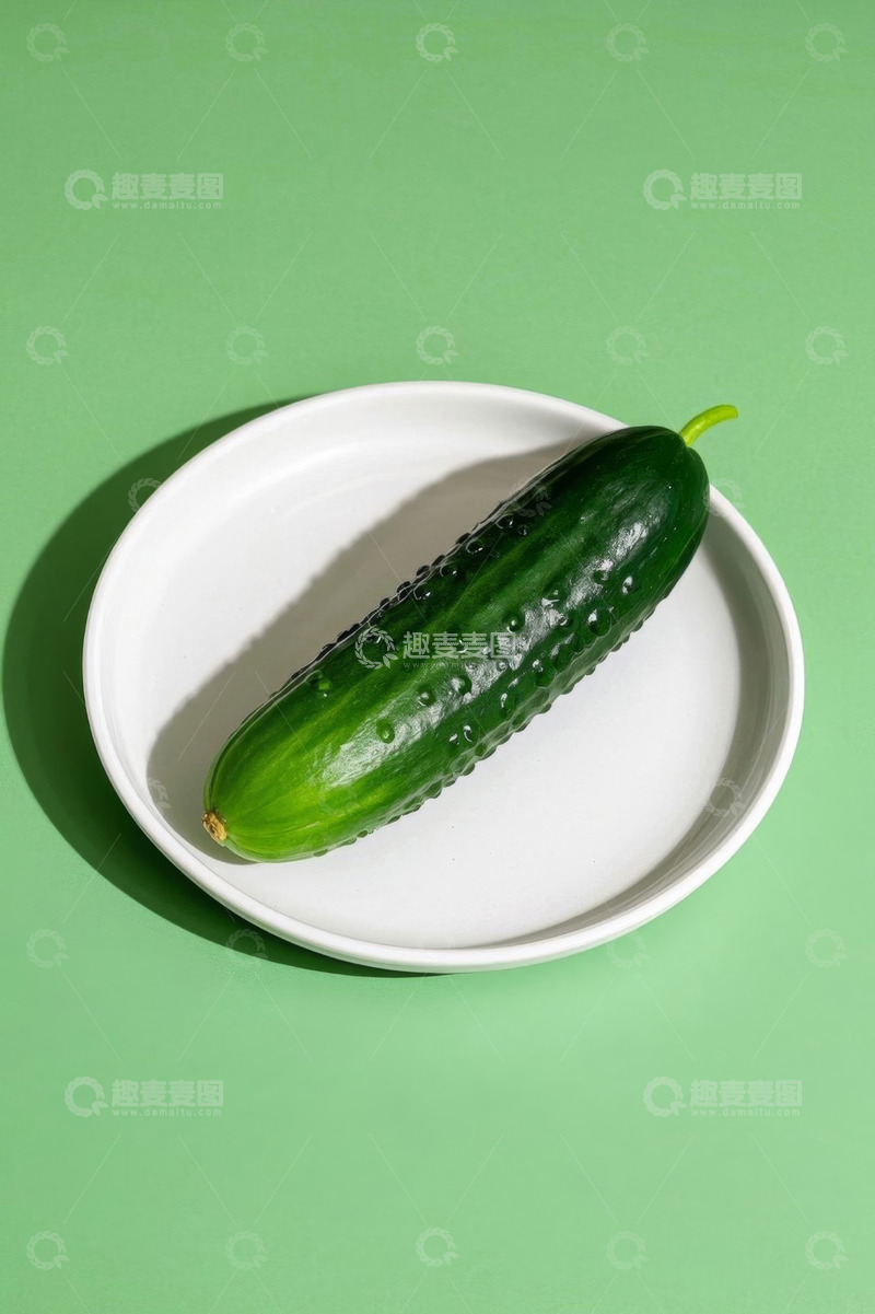 高清大图下载【趣麦麦图】白盘上的新鲜黄瓜