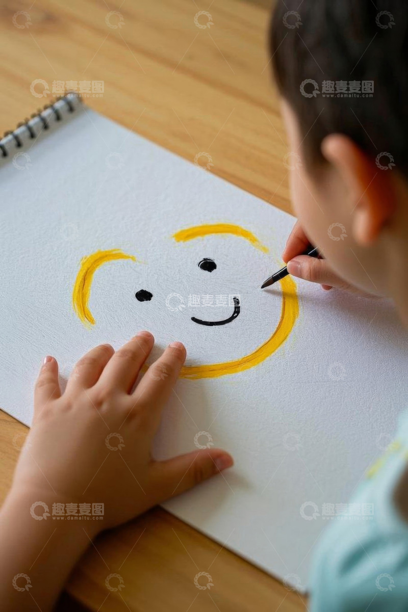 高清大图下载【趣麦麦图】儿童在纸上画笑脸