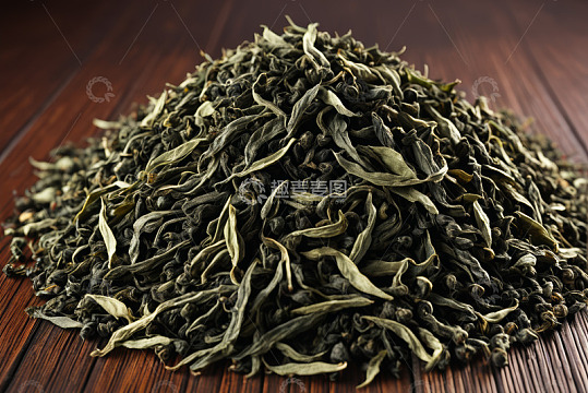 木质背景上的茶叶堆