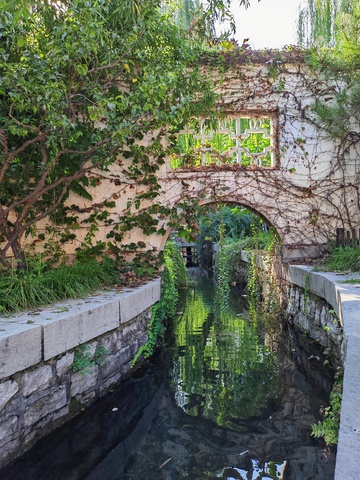 古桥流水绿意浓