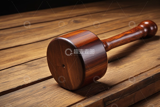 木质槌子置于木桌