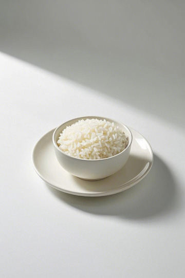 白色碗碟装盛的白米饭
