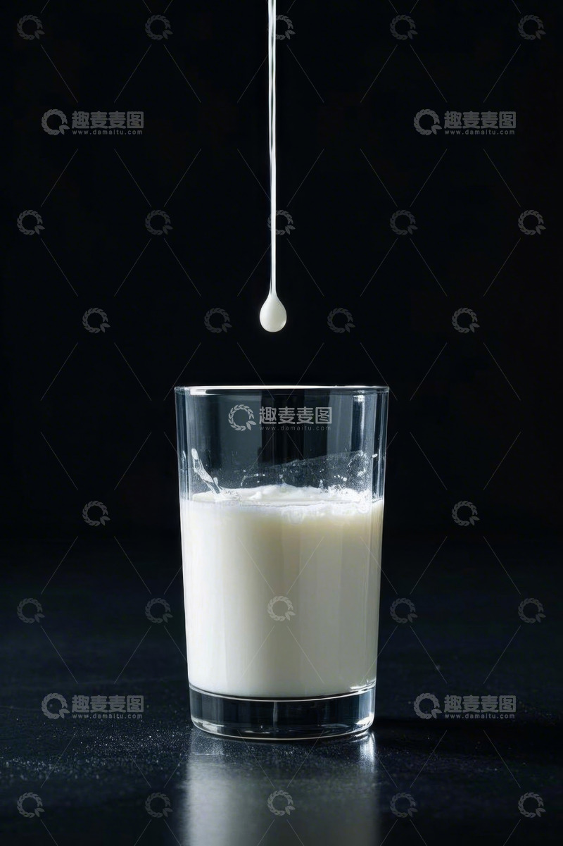 高清大图下载【趣麦麦图】牛奶滴入玻璃杯画面