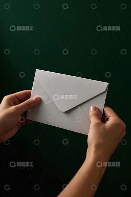 双手持空白信封场景素材
