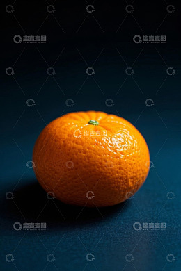 蓝色背景上的单个橙色水果