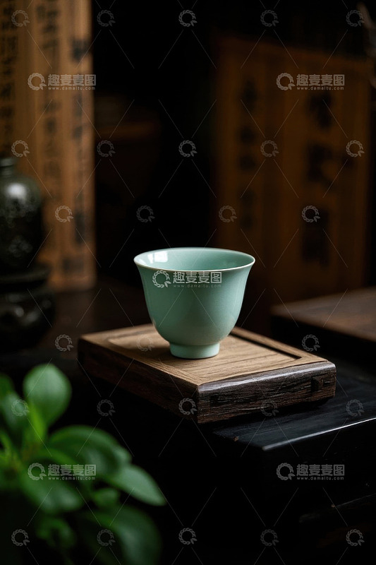 中式茶杯置于木质托盘上