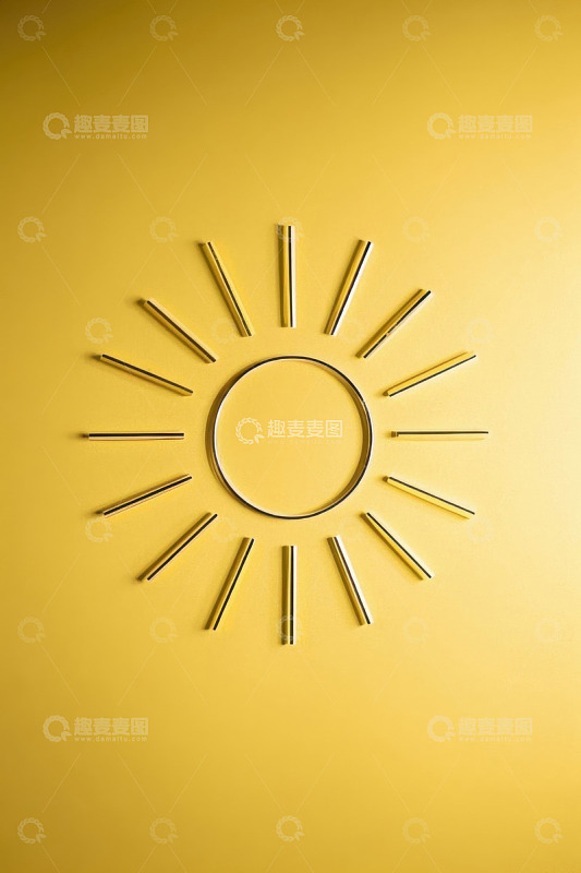 黄色背景上金属条组成的太阳图形