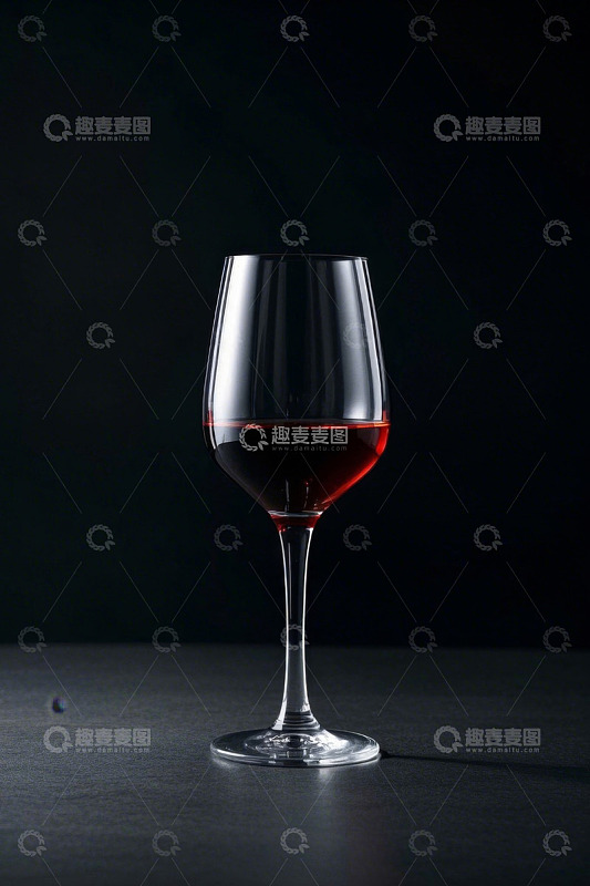 高脚杯中的红色液体
